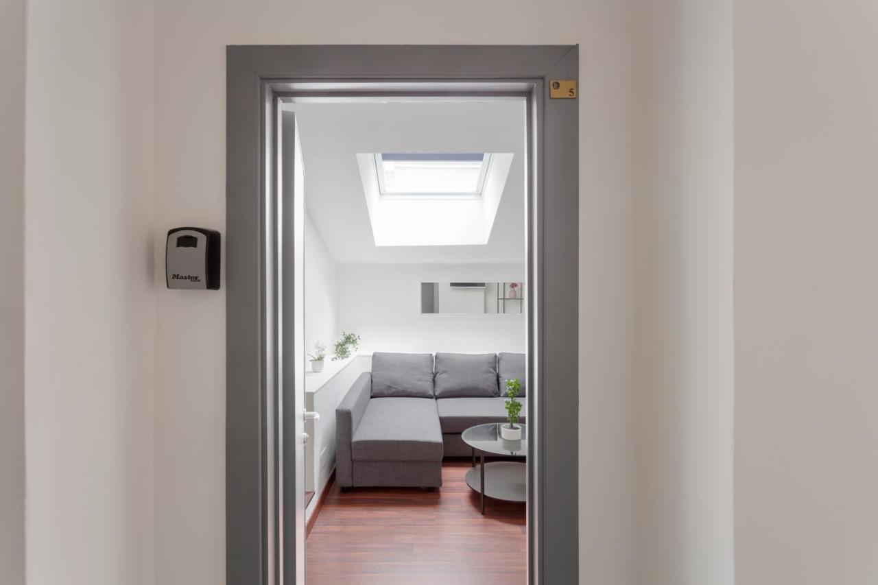 1 Bedroom & 1 Living Room Apt - Duomo 5 มิลาน ภายนอก รูปภาพ